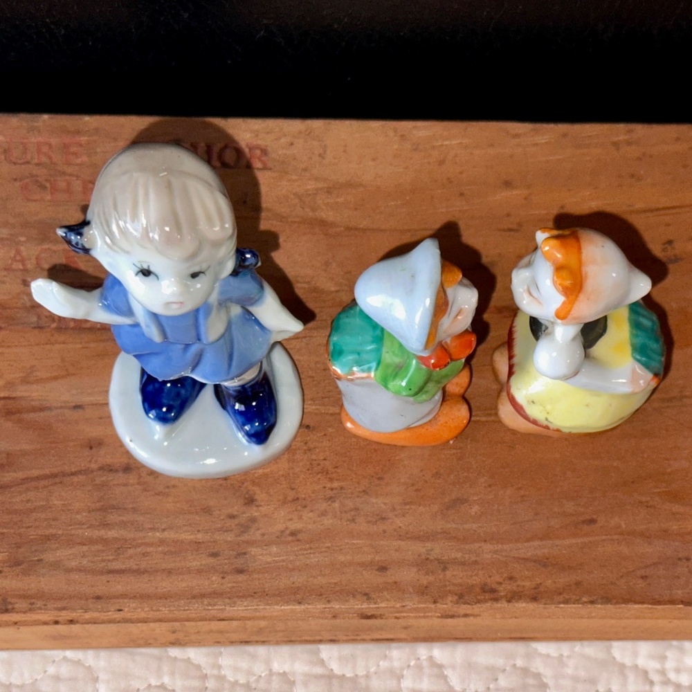 VTG Kissing Dutch Boy & Girl Figures - Porcelain Skating Blue Girl 3 & 4.25” - Picture 6 of 9